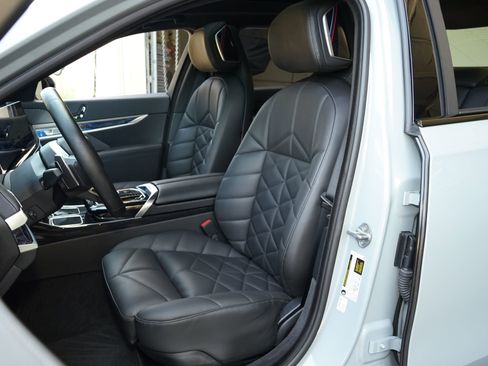 Used 2024 BMW 740i RWD image 9