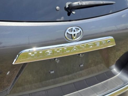 Used 2013 Toyota Highlander Plus FWD image 15