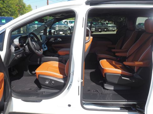 New 2026 Chrysler Pacifica Pinnacle image 12