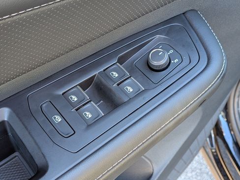 Used 2025 Volkswagen Atlas SE image 13