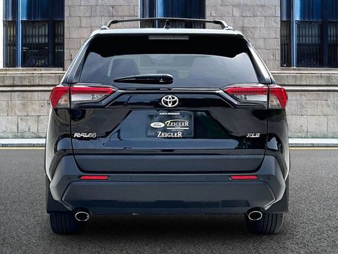 Used 2023 Toyota RAV4 XLE Premium FWD image 4