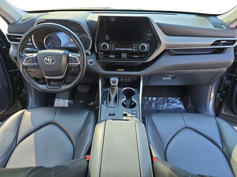 Used 2024 Toyota Highlander XLE image 9