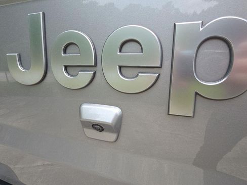 Used 2020 Jeep Gladiator Overland w/ LED Lighting Group AWD/4WD image 29