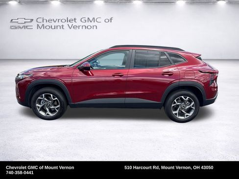 Used 2025 Chevrolet Trax LT w/ LT Convenience Package FWD image 2