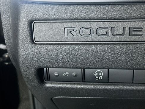Used 2023 Nissan Rogue S image 17