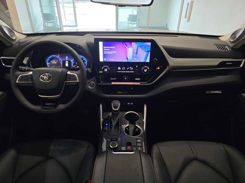 New 2026 Toyota Highlander Platinum AWD/4WD image 10