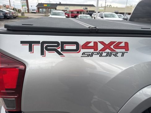 Used 2018 Toyota Tacoma TRD Sport image 4