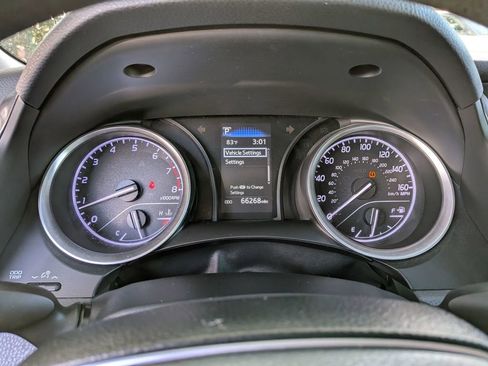 Used 2021 Toyota Camry LE image 23