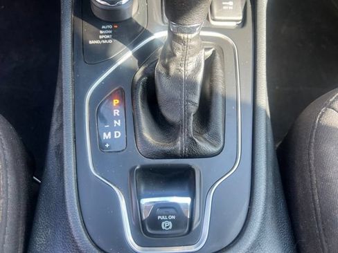 Used 2019 Jeep Cherokee Latitude w/ Cold Weather Group AWD/4WD image 27
