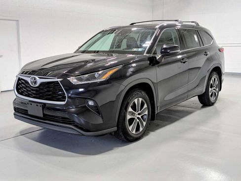 Used 2021 Toyota Highlander XLE AWD/4WD image 1