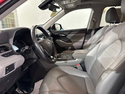 Used 2021 Toyota Highlander XLE FWD image 19