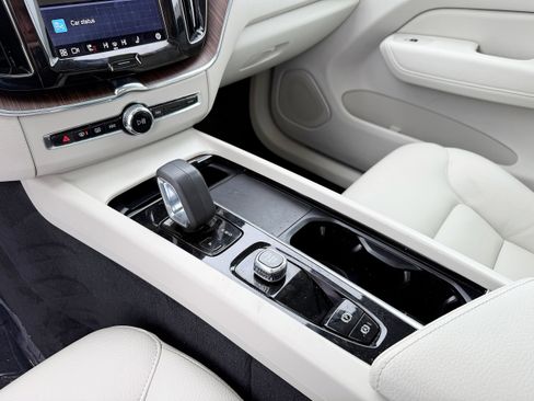 Used 2022 Volvo XC60 B5 Momentum w/ Climate Package image 17