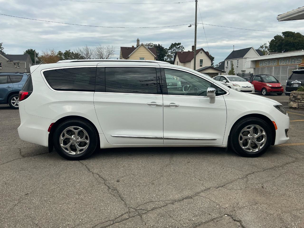 Used 2018 Chrysler Pacifica Limited FWD image 3