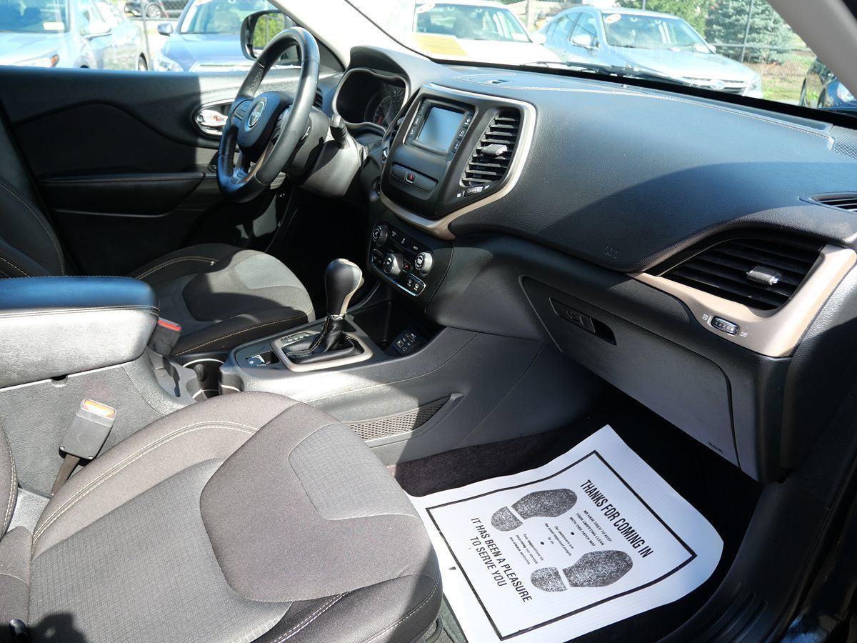Used 2016 Jeep Cherokee Latitude FWD image 16