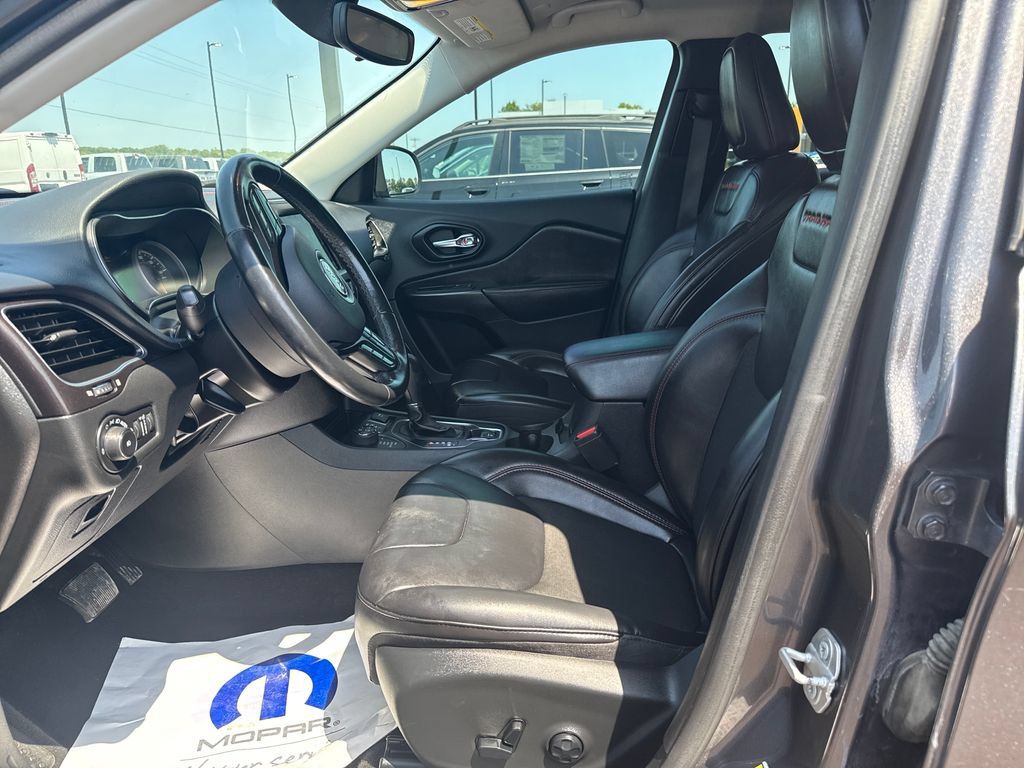 Used 2020 Jeep Cherokee Trailhawk w/ Cold Weather Group AWD/4WD image 9