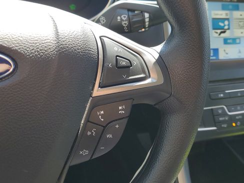 Used 2017 Ford Fusion SE image 25