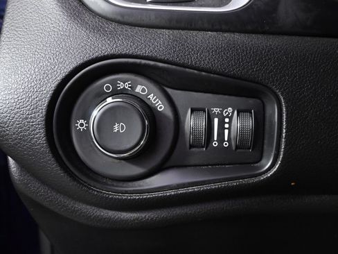 Used 2019 Jeep Renegade Latitude w/ Cold Weather Group AWD/4WD image 24
