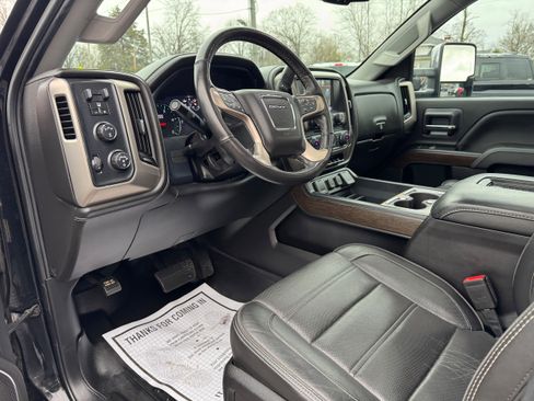 Used 2019 GMC Sierra 2500 Denali w/ Duramax Plus Package AWD/4WD image 11