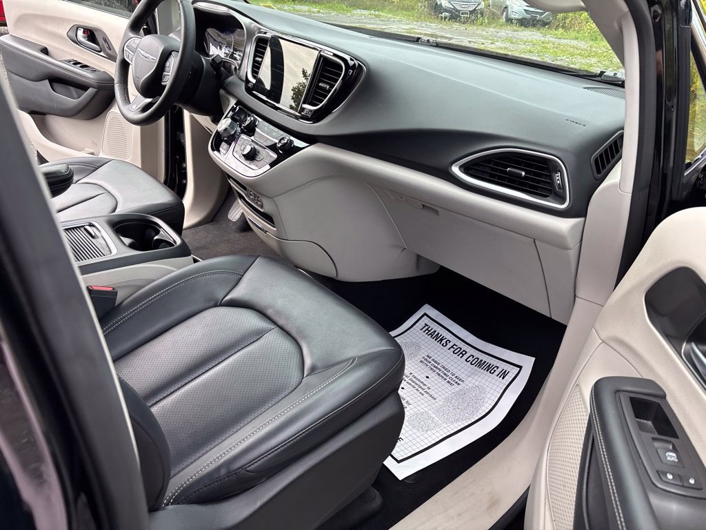 Used 2024 Chrysler Pacifica Touring-L FWD image 20