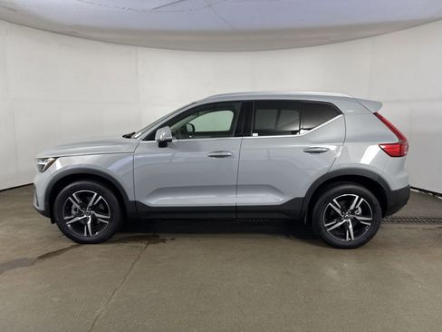 Used 2025 Volvo XC40 B5 Core image 29