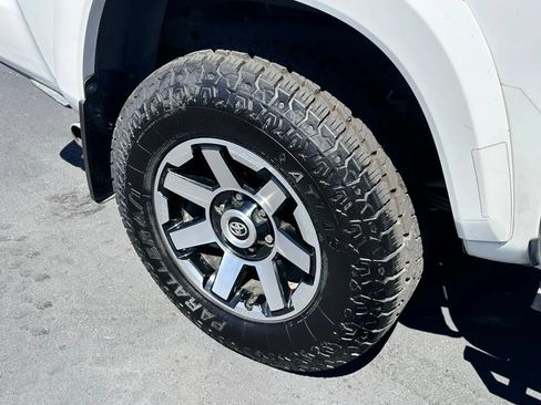 Used 2018 Toyota Tacoma SR5 RWD image 5