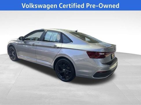 Used 2025 Volkswagen Jetta SE w/ Sunroof Package FWD image 4