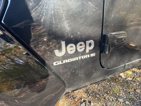 Used 2023 Jeep Gladiator Overland image 7