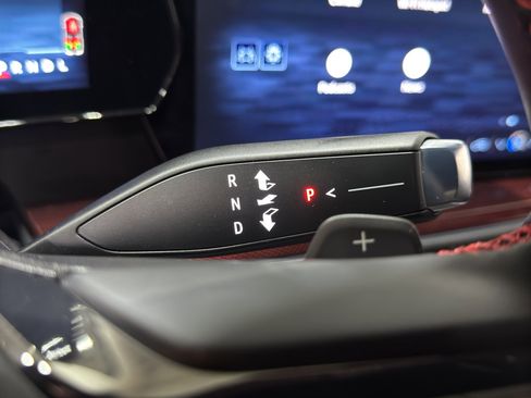 Used 2025 Chevrolet Traverse RS image 31