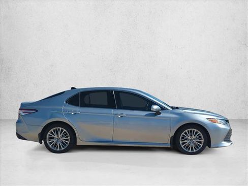 Used 2019 Toyota Camry XLE image 4