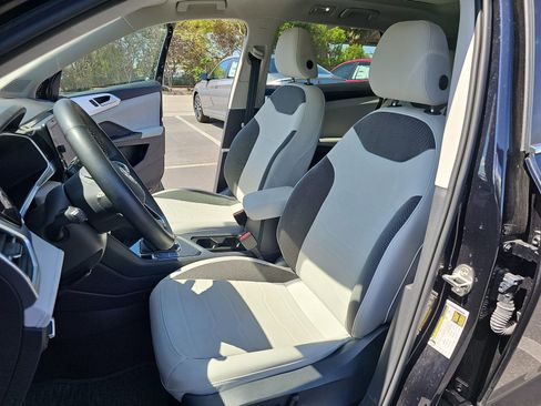 Used 2025 Volkswagen Taos SE w/ Panoramic Sunroof Package image 16