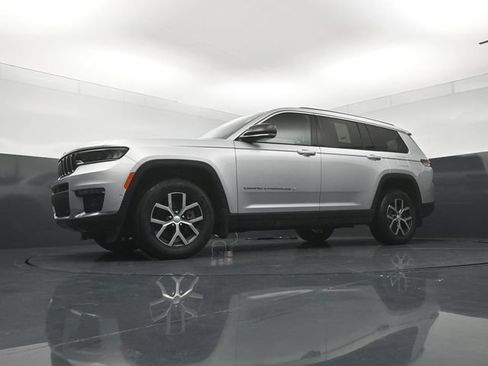 Used 2023 Jeep Grand Cherokee L Limited w/ Luxury Tech Group II AWD/4WD image 20