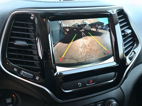 Used 2019 Jeep Cherokee Limited FWD image 11