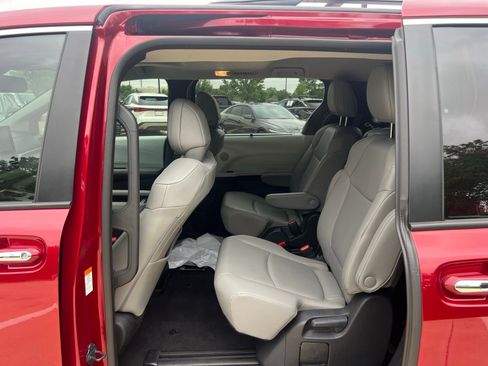 Used 2025 Toyota Sienna XLE FWD image 19