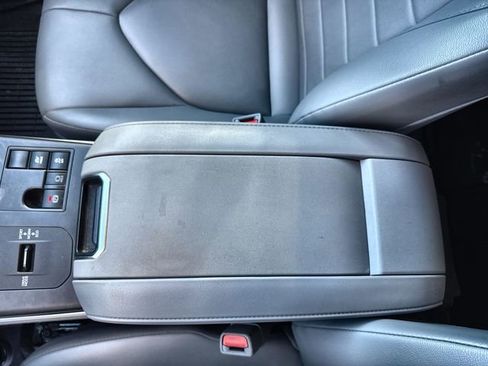 Used 2023 Toyota Highlander XLE image 29