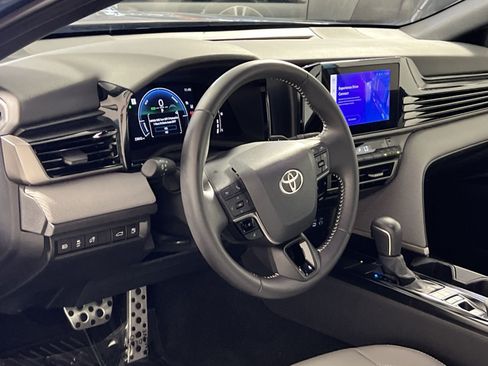 Used 2025 Toyota Camry SE w/ Convenience Package FWD image 16