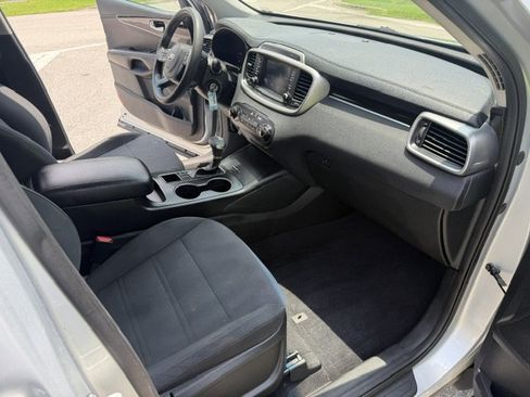 Used 2019 Kia Sorento FWD image 15