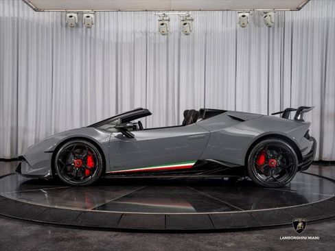 Used 2018 Lamborghini Huracan Performante AWD/4WD image 10