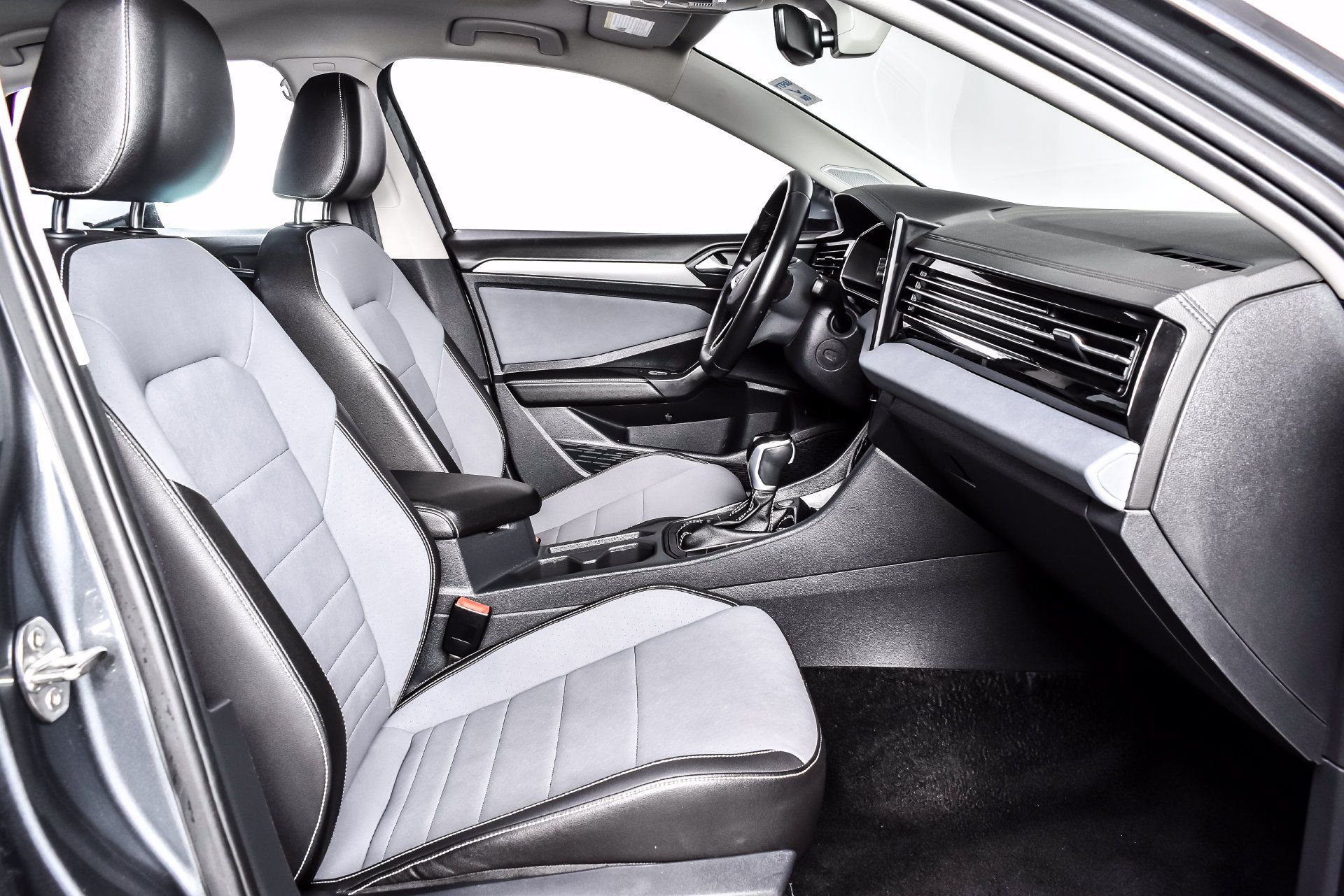 Used 2025 Volkswagen Jetta SE FWD image 23