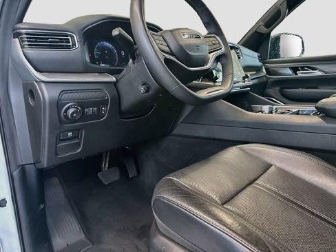 Used 2024 Jeep Wagoneer Series III AWD/4WD image 10