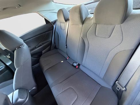 Used 2021 Hyundai Elantra SE FWD image 15