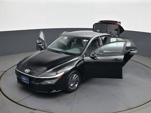 Certified 2024 Hyundai Elantra SEL FWD image 30