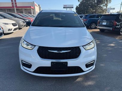 Used 2025 Chrysler Pacifica Select