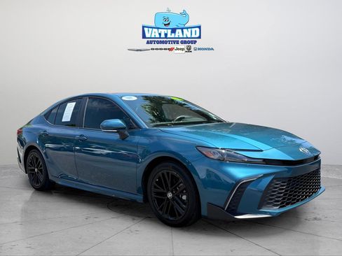 Used 2025 Toyota Camry SE w/ Convenience Package FWD image 1