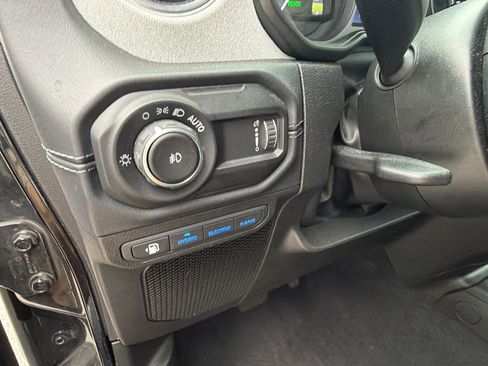 Used 2025 Jeep Wrangler Unlimited Sahara AWD/4WD image 25