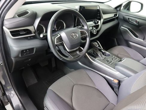 Used 2023 Toyota Highlander LE image 9