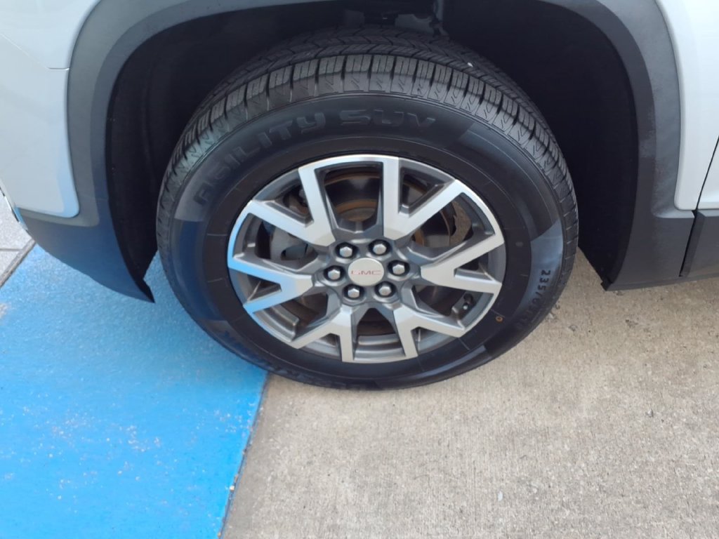 Used 2020 GMC Acadia SLE w/ Driver Convenience Package FWD image 5