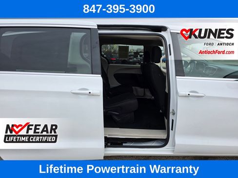Used 2022 Chrysler Voyager LX image 29