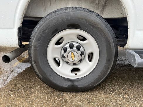 Used 2025 Chevrolet Express 3500 LT w/ LT Preferred Equipment Group RWD image 9
