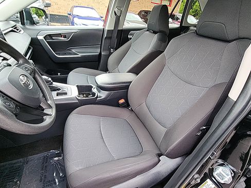 Used 2025 Toyota RAV4 XLE FWD image 20