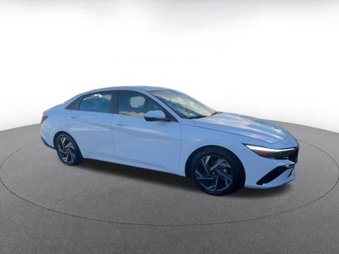 Used 2025 Hyundai Elantra Limited image 2